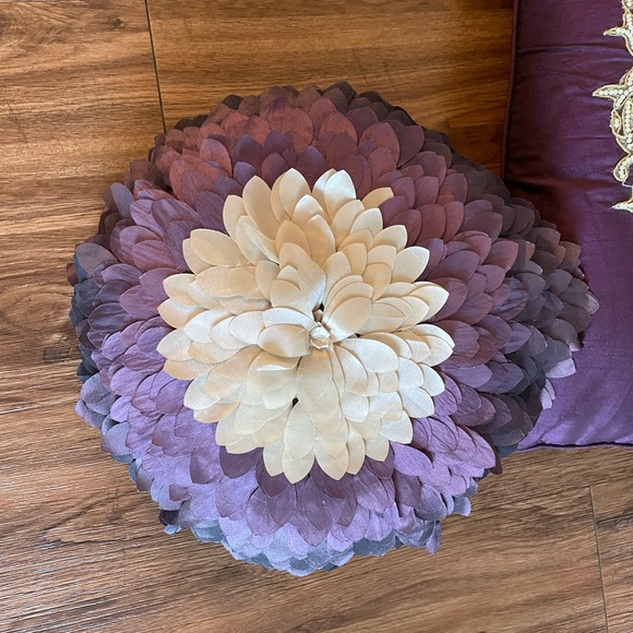 Accent pillows - Picture 3 of 4